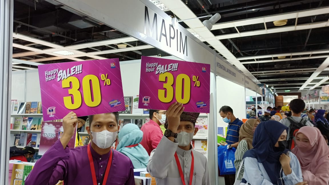 PenerbitUSM's tweet photo. (LANGSUNG) HAPPY HOUR 30% RERUAI MAPIM #HARI4 #PBAKL2022
Suasana Happy Hour hari ke 4 di reruai MAPIM sehingga jam 12.45 pm. Dapatkan buku- buku pilihan judul dengan kadar diskaun 30% .
Ayuh hadir ke reruai MAPIM Dewan Tun Razak 3 aras 3 ✨
#PBAKL2022
#Keterujaan200000kps https://t.co/UY1HlNq82c