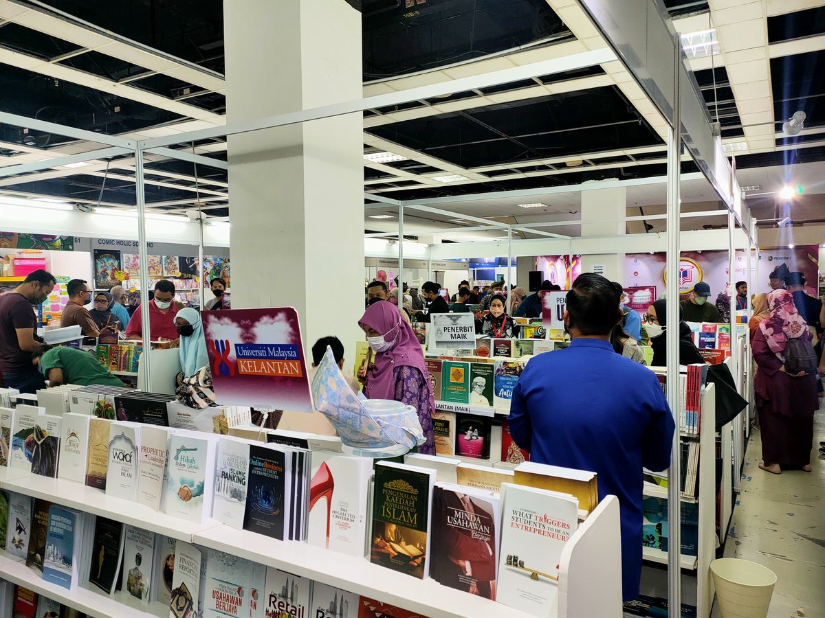 PenerbitUSM's tweet photo. (LANGSUNG) HAPPY HOUR 30% RERUAI MAPIM #HARI4 #PBAKL2022
Suasana Happy Hour hari ke 4 di reruai MAPIM sehingga jam 12.45 pm. Dapatkan buku- buku pilihan judul dengan kadar diskaun 30% .
Ayuh hadir ke reruai MAPIM Dewan Tun Razak 3 aras 3 ✨
#PBAKL2022
#Keterujaan200000kps https://t.co/UY1HlNq82c