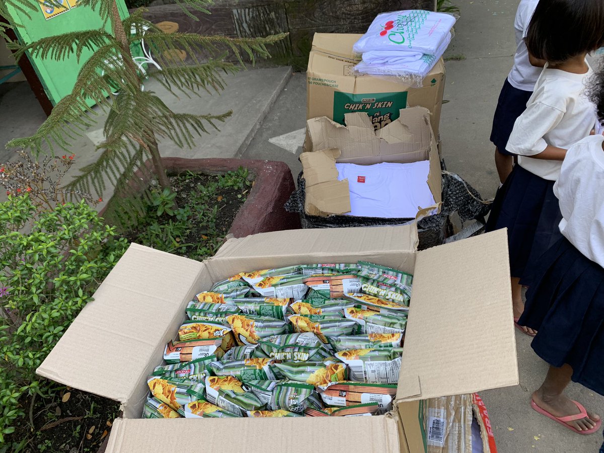 aapafinc's tweet photo. Naipamigay na natin ngayong umaga sa mga katutubong mag-aaral ng Bueno Integrated School ang inyong mga donasyong white t-shirts at snacks. Nasa 392 mag-aaral mula Kinder hanggang Grade 9 ang ating nabigyan ng tig-dalawang t-shirt o may kabuuang 784 t-shirt. https://t.co/B0S0i95stc