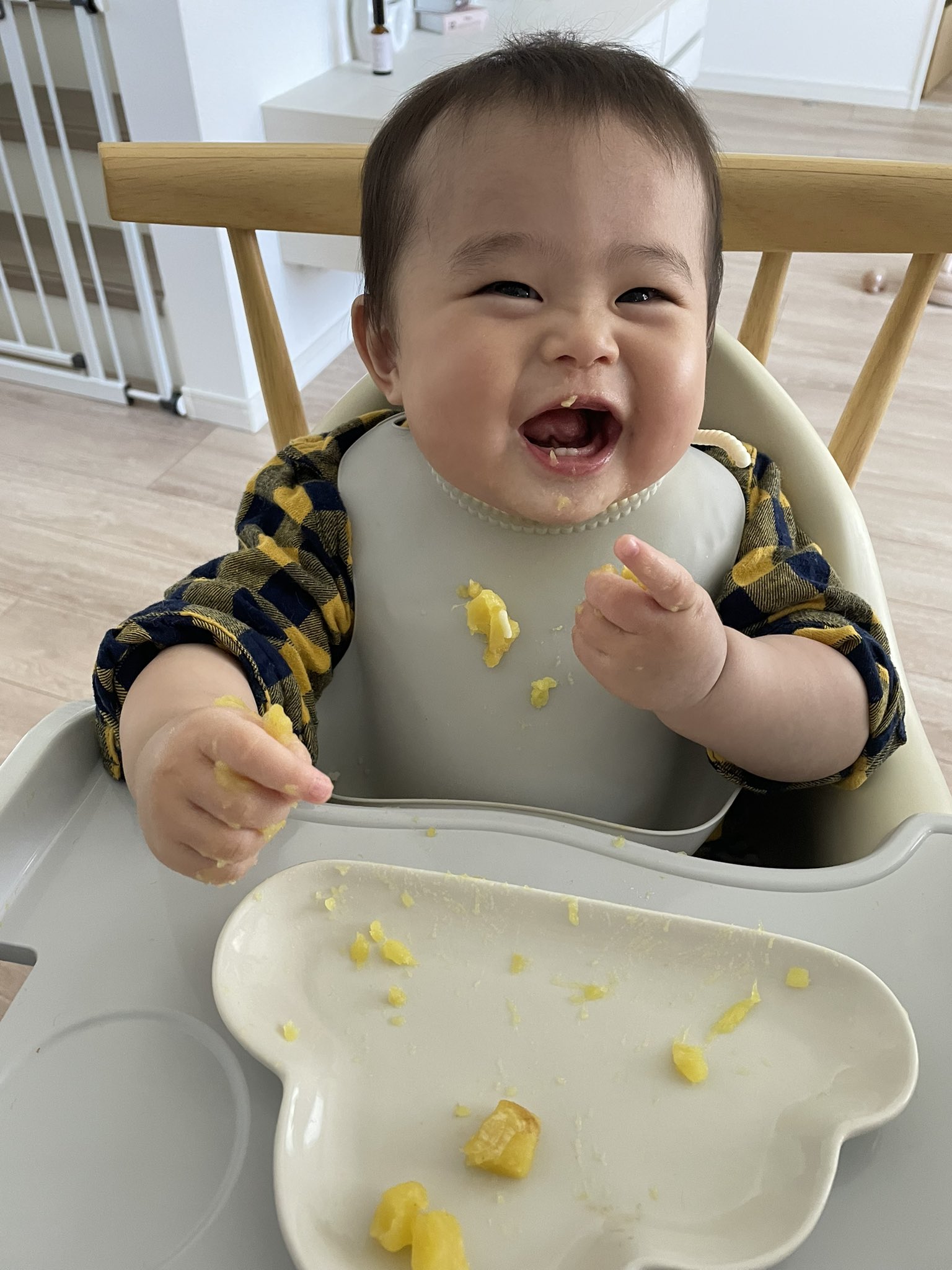 とあっち 焼き芋大好きでこの笑顔 たまらん 自分で握って豪快に食べる姿もたまらん 可愛い 赤ちゃん 育児 ママ垢さんと繋がりたい やきいも 芋 T Co Ihlsre02ag Twitter