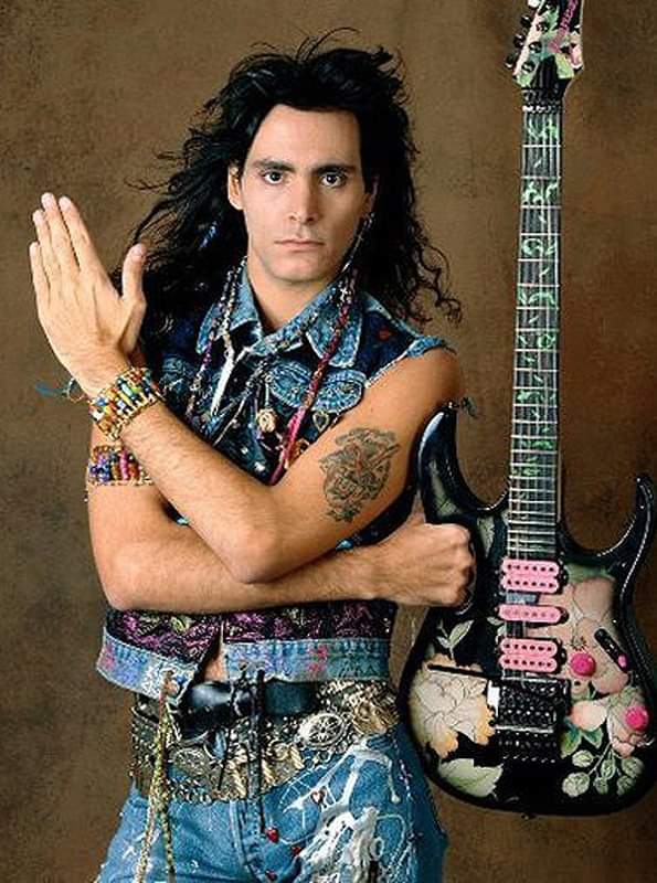 Happy birthday STEVE VAI!
(June 6, 1960) 