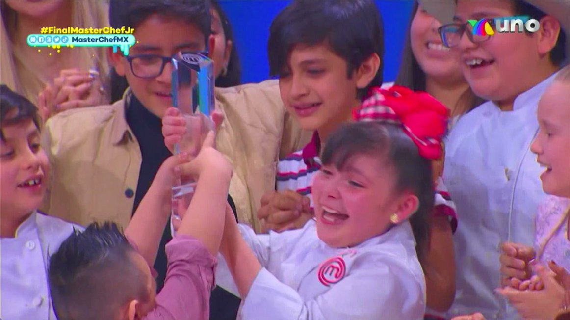 RadioTeensPue's tweet photo. La nueva ganadora de @MasterChefMx es Naty Campeona!!! Muchas felicidades!!! Así termina una emisión más de #MasterChefJunior con una gran #finalmasterchefjunior #television #Mexico #BuenasNoches #FelizDomingo #DomingoEspetacular #Felicidades https://t.co/BvkiEPglsO