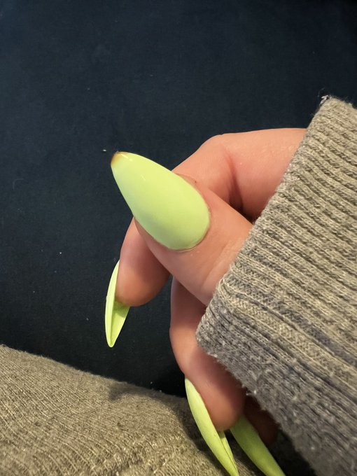 Accidentally lit my nail on fire trying to light a candle https://t.co/HKs5i2wgEM