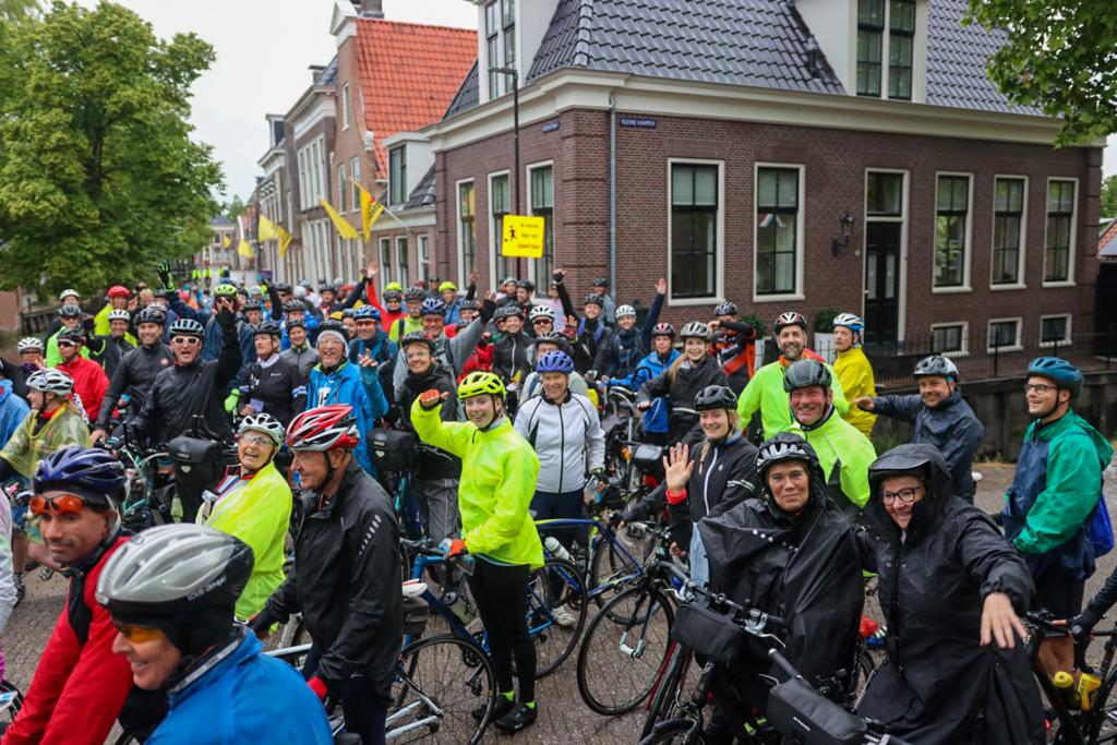 Fietselfsteden's tweet photo. De eerste duizenden wielrenners zijn onderweg vanuit #Bolsward! Ondanks het regenachtige weer is het enthousiasme bij de deelnemers van de #Fietselfstedentocht groot. Veel succes allemaal vandaag. 💪🏼🚴‍♂️
Foto's: Wilfred de Bruin https://t.co/PmtL9q1SfW