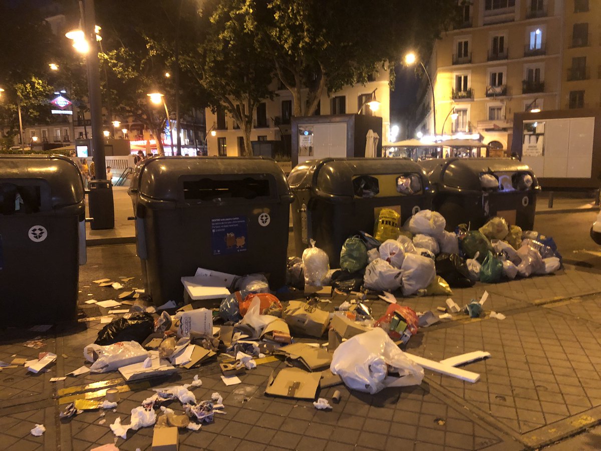 rafaruizmad's tweet photo. Llevo tres décadas viviendo en el centro de Madrid y puedo decir con toda seguridad q nunca lo vi tan sucio, descuidado, con alcorques vacíos, basura por las calles, ruido, contaminación, aceras destrozadas, abigarramiento de gente, turismo de borrachera. EnhorabuenaAyto @MADRID https://t.co/1gzUKoQjWK