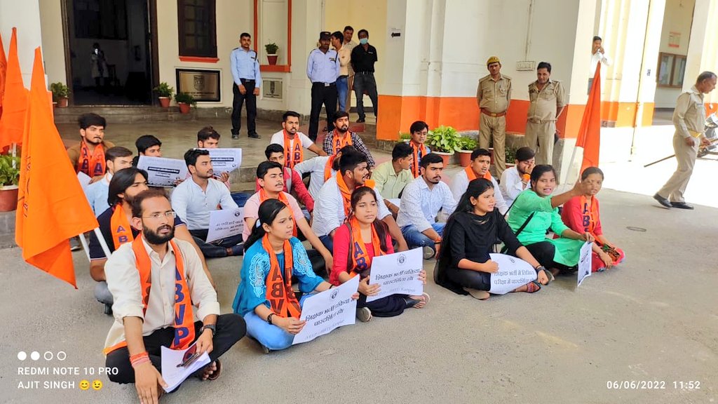 anuj4ayodhya's tweet image. हरकोर्ट बटलर प्राविधिक विश्वविद्यालय कानपुर में व्याप्त भ्रष्टाचार अनियमितता के विरुद्ध आज ABVP ने विश्वविद्यालय में प्रदर्शन किया।
पिछले दिनों हुई एवं वर्तमान में चल रही शिक्षक भर्ती की प्रक्रिया में हो रही धांधली की तत्काल जांच कराकर उचित कार्यवाही की जाए।
#AbvpKanpur #AbvpHBTU