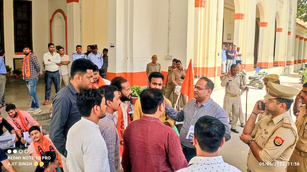 anuj4ayodhya's tweet image. हरकोर्ट बटलर प्राविधिक विश्वविद्यालय कानपुर में व्याप्त भ्रष्टाचार अनियमितता के विरुद्ध आज ABVP ने विश्वविद्यालय में प्रदर्शन किया।
पिछले दिनों हुई एवं वर्तमान में चल रही शिक्षक भर्ती की प्रक्रिया में हो रही धांधली की तत्काल जांच कराकर उचित कार्यवाही की जाए।
#AbvpKanpur #AbvpHBTU