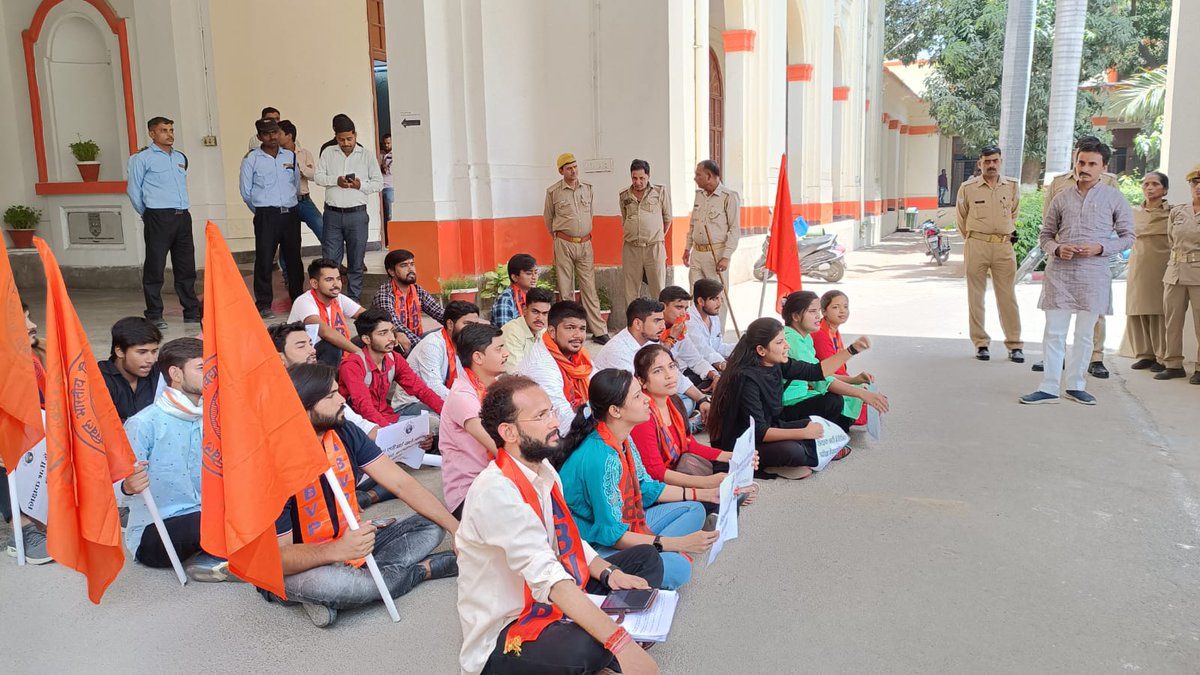 anuj4ayodhya's tweet image. हरकोर्ट बटलर प्राविधिक विश्वविद्यालय कानपुर में व्याप्त भ्रष्टाचार अनियमितता के विरुद्ध आज ABVP ने विश्वविद्यालय में प्रदर्शन किया।
पिछले दिनों हुई एवं वर्तमान में चल रही शिक्षक भर्ती की प्रक्रिया में हो रही धांधली की तत्काल जांच कराकर उचित कार्यवाही की जाए।
#AbvpKanpur #AbvpHBTU