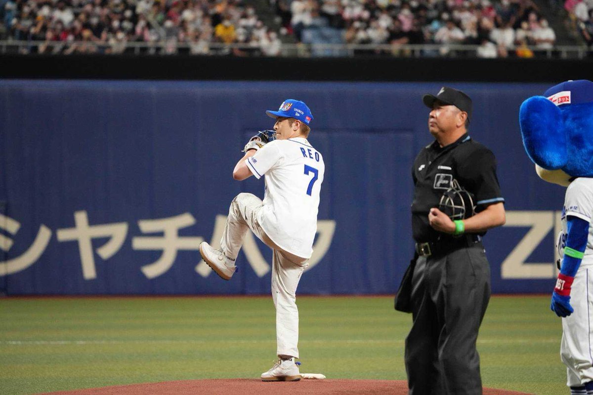 oricon's tweet photo. GENERATIONS佐野玲於、故郷・愛知で人生初の始球式 ⚾「ライブの500倍緊張した」💦

球技全般が苦手で「ほぼ初野球」✨
試合前にはSNSで「大暴投注意報。。。」と予告していたが、結果は⁉️
https://t.co/bIsiDbXt4Z

#GENERATIONS #佐野玲於 #ドアラ @sanoreofficial https://t.co/aDe9eWNMDa