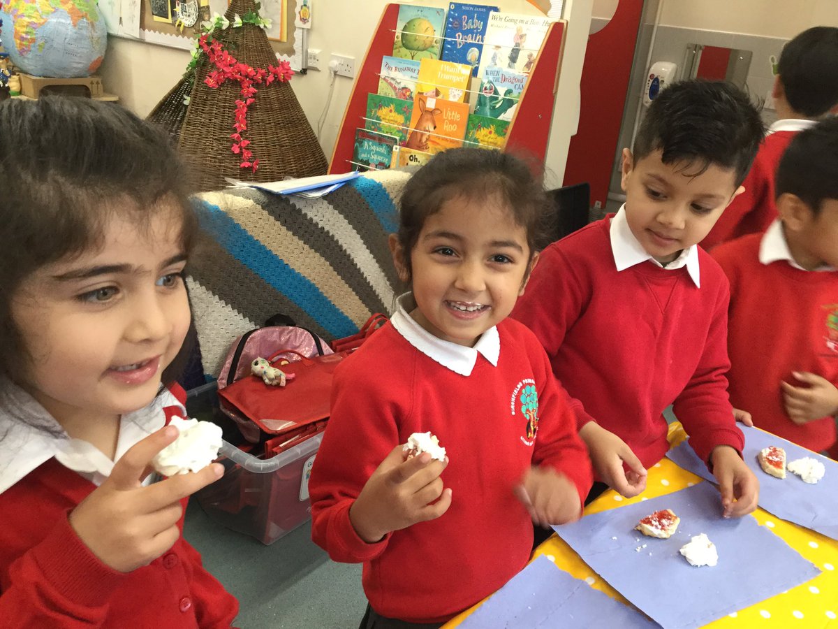 MrsLeeSpencer2's tweet photo. Yummy scones! We found them soft, sweet, creamy and crumbly. Do you like them? @MissChick14 @RecBps @BirchfieldsPS https://t.co/SEjQHBht3M