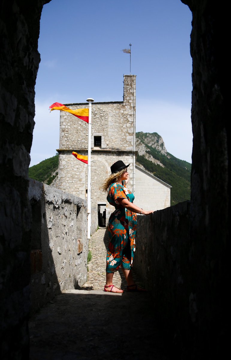 Amoureux des #Alpes de Haute #Provence, sachez que je me suis lancée dans une série de vidéos #TikTok sur leurs splendeurs, à voir sur mon compte 100% montagne vm.tiktok.com/ZMNdCqX4Y/ .  Par exemple la sublime citadelle de #Sisteron d’où on voit le Buech se mêler à la Durance 💙