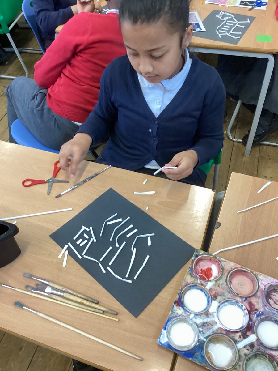 MayflowerSch's tweet image. Creating our own animal skeletons! #Hook #Thethreebrothers #Rousseau #LKS2