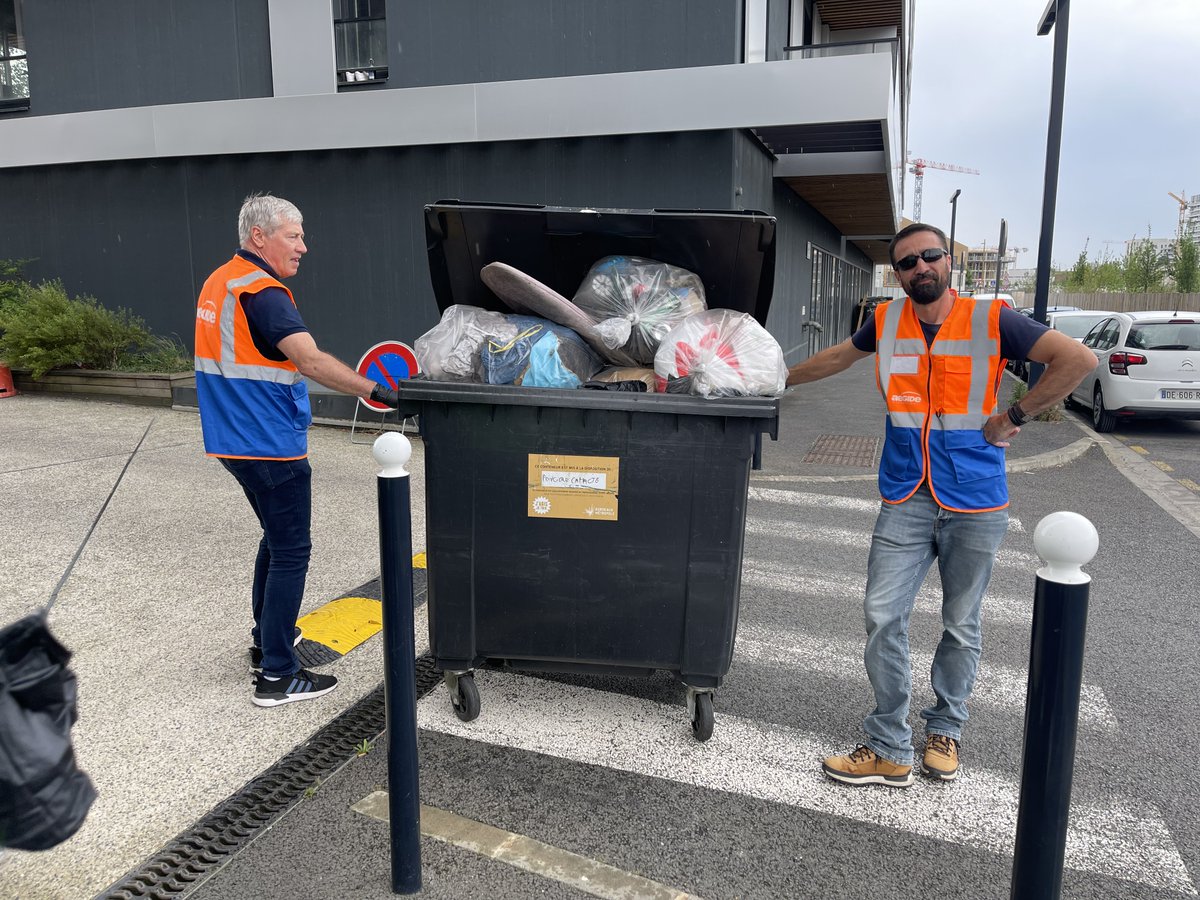 AegideVision's tweet photo. Un petit geste pour notre quartier, mais un grand pas pour l'#environnement ... 🌿

Merci à @BxMetro pour le soutien et le matériel.

#UneSeuleTerre #WorldEnvironmentDay #ClimateAction #mairiebordeaux #actioncitoyenne #développementdurable #cleanwalk #ActNow #OnlyOneEarth https://t.co/MpTM98ovD9