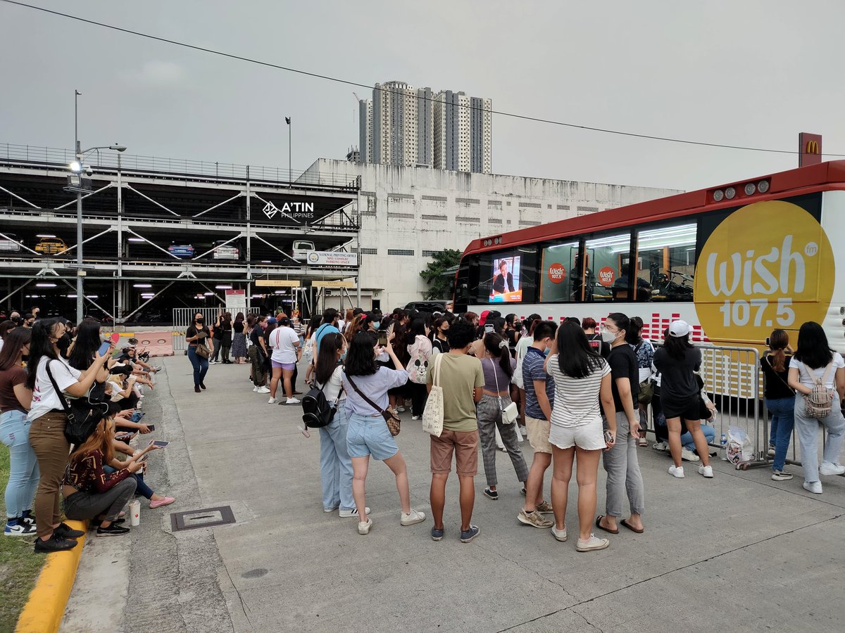 SB19_ATINph's tweet photo. [20220606] CROWD CHECK | 6PM

More people are starting to gather to watch FELIP perform his newest song 'Bulan' later at the Wish Bus 🌙

@felipsuperior #FELIP
#FELIP_Bulan https://t.co/DQF8dTpOZe