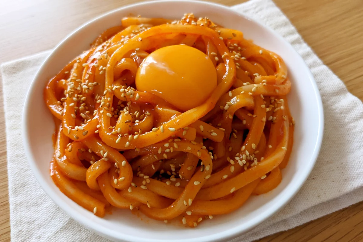 思わず一気に完食してしまう！悪魔のヤンニョムうどん。