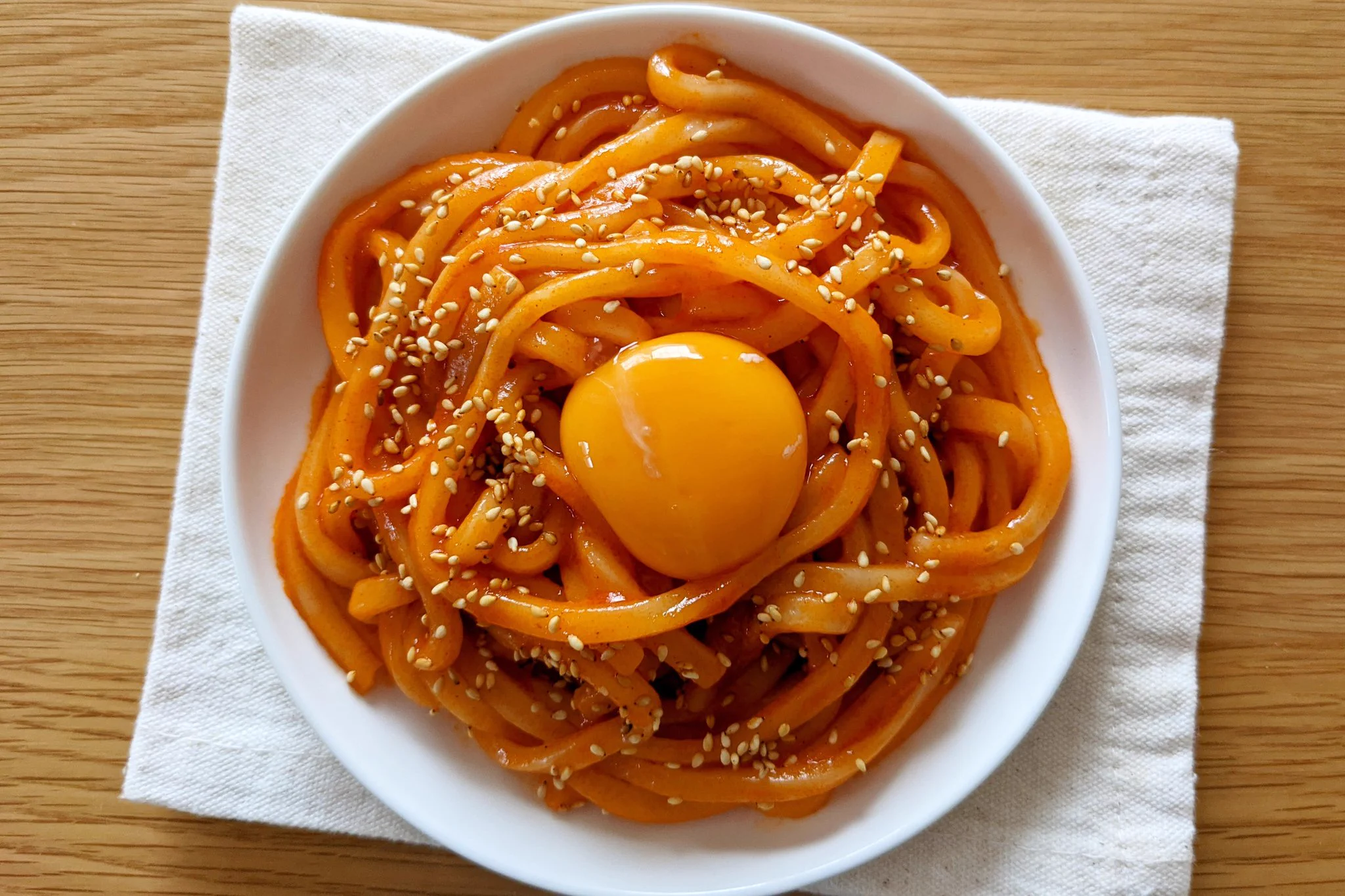 思わず一気に完食してしまう！悪魔のヤンニョムうどん。