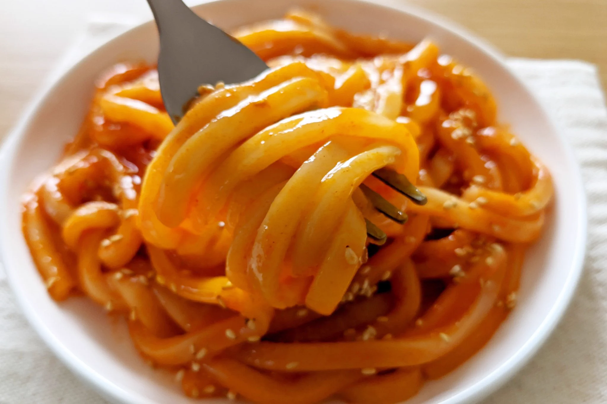 思わず一気に完食してしまう！悪魔のヤンニョムうどん。