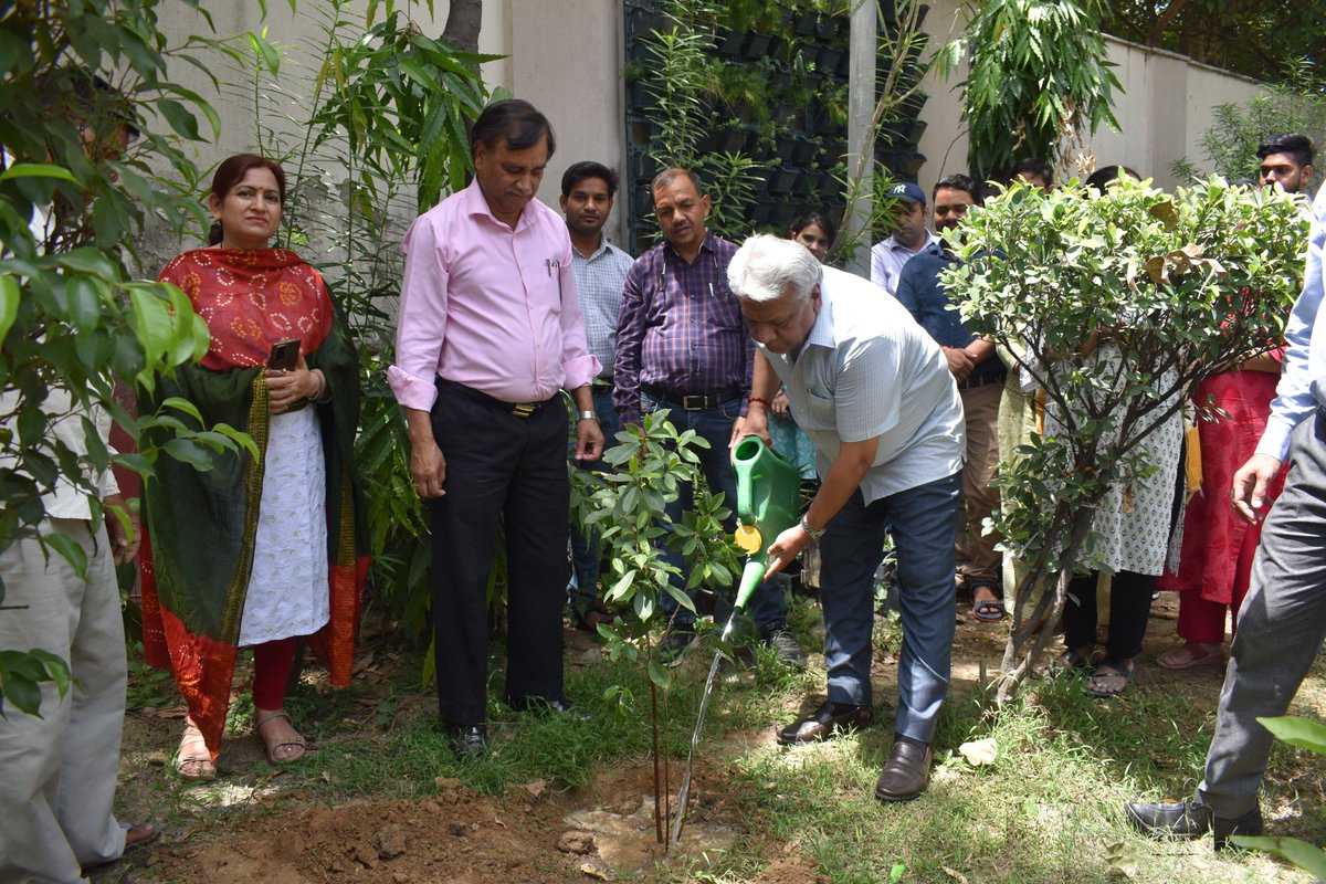 delhipublibrary's tweet photo. दि.प.ला.द्वारा #विश्वपर्यावरणदिवस के उपलक्ष्य में साप्ताहिक वृक्षारोपण कार्यक्रम काआयोजन किया l इसअवसर परअध्यक्ष,दि.प.ला.श्री सुभाष चंद्र कंखेरिया एवं महानिदेशक,दि.प.ला.डॉ.आर.के.शर्मा ने समस्तअधिकारियों,कर्मचारियों एवं पाठकों के सा�� मिलकर वृक्षारोपण किया |
https://t.co/wKslvYuF4k https://t.co/8NoVToRPRk