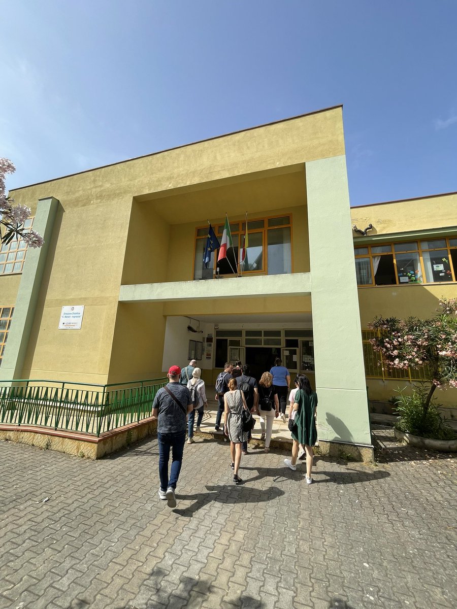 Jour 1 de mobilité erasmus à Palerme dans le cadre du projet EOS. La France y est représentée par #clgafr60 #lyceefelixfaure , <a href="/AcAmiens/">Académie d'Amiens</a> <a href="/DSDEN60/">DSDEN de l'OISE</a> . Visite et présentation de l’école primaire et secondaire C Maneri- Ingrassia, retour sur la LTT1 et travail sur le twinspace.