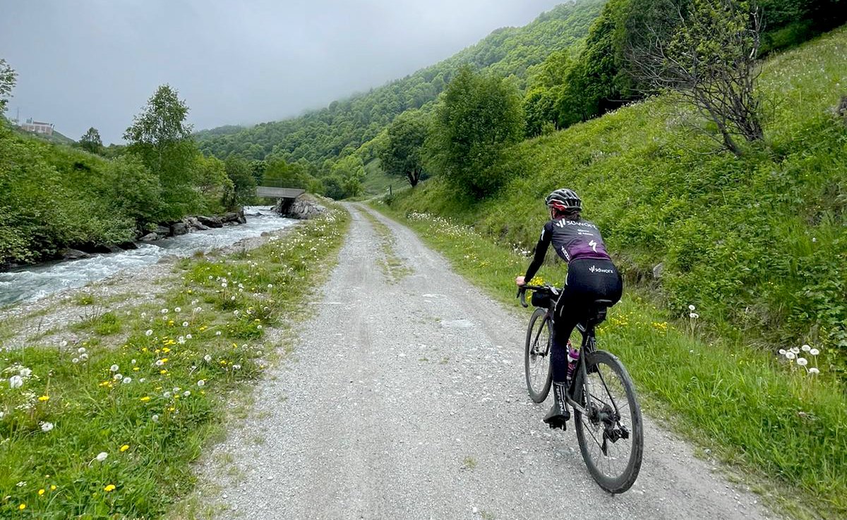 teamsdworx's tweet photo. New roads, new adventures. 

Having a good time with a lot of beautiful new routes during our altitude stage at @Brideslesbains 

Preparing for Giro Donne and Tour de France Femmes.

#brideslesbains #frenchalps 
#wesparksuccess https://t.co/AzH9jUb3gr
