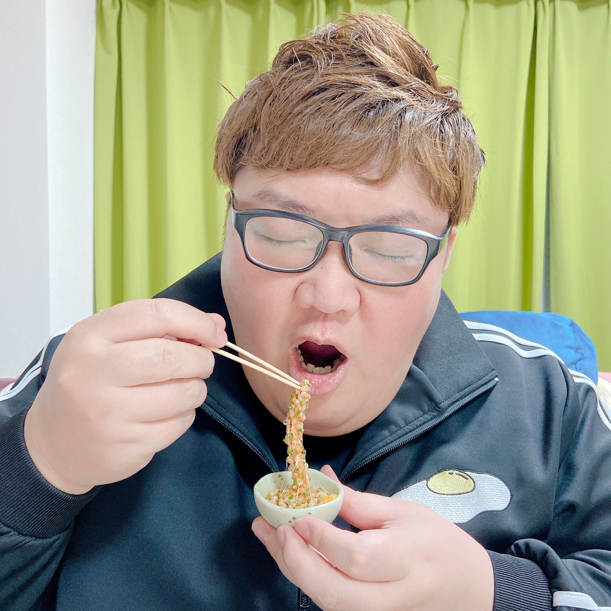 Twitter 上的 デカキン この太った子供が食べている 納豆 は 本物 Or 食品サンプル どちらでしょうか T Co 0xt0auzfnl Twitter