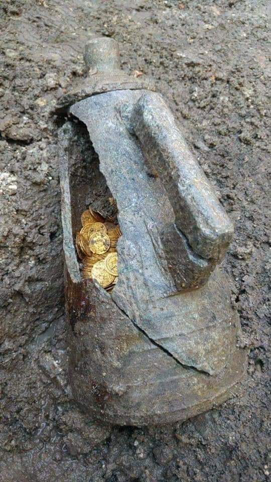 #RESEARCHIT 

An amphora filled with gold coins was discovered in Como, Italy in 2018😲

The rare treasure was found by construction workers building an apartment complex at the previous site of the