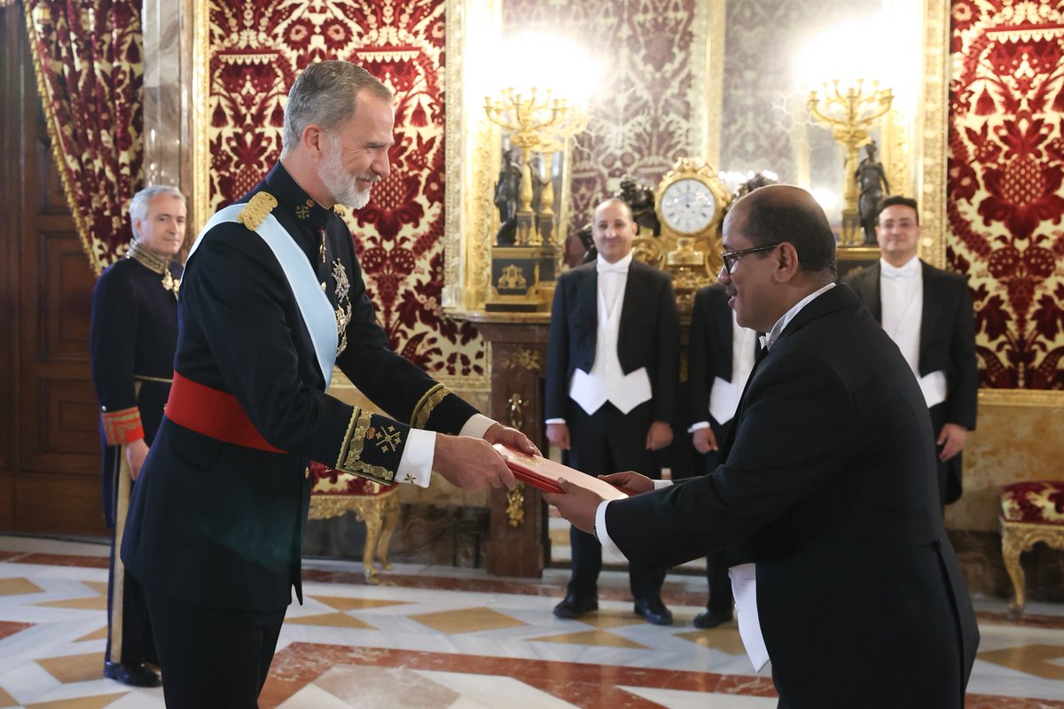 CasaReal's tweet photo. El Rey recibe las Cartas Credenciales del embajador de la República De Yemen,  Aws Abdullah Ahmed Alawd. https://t.co/wavWsshHyk