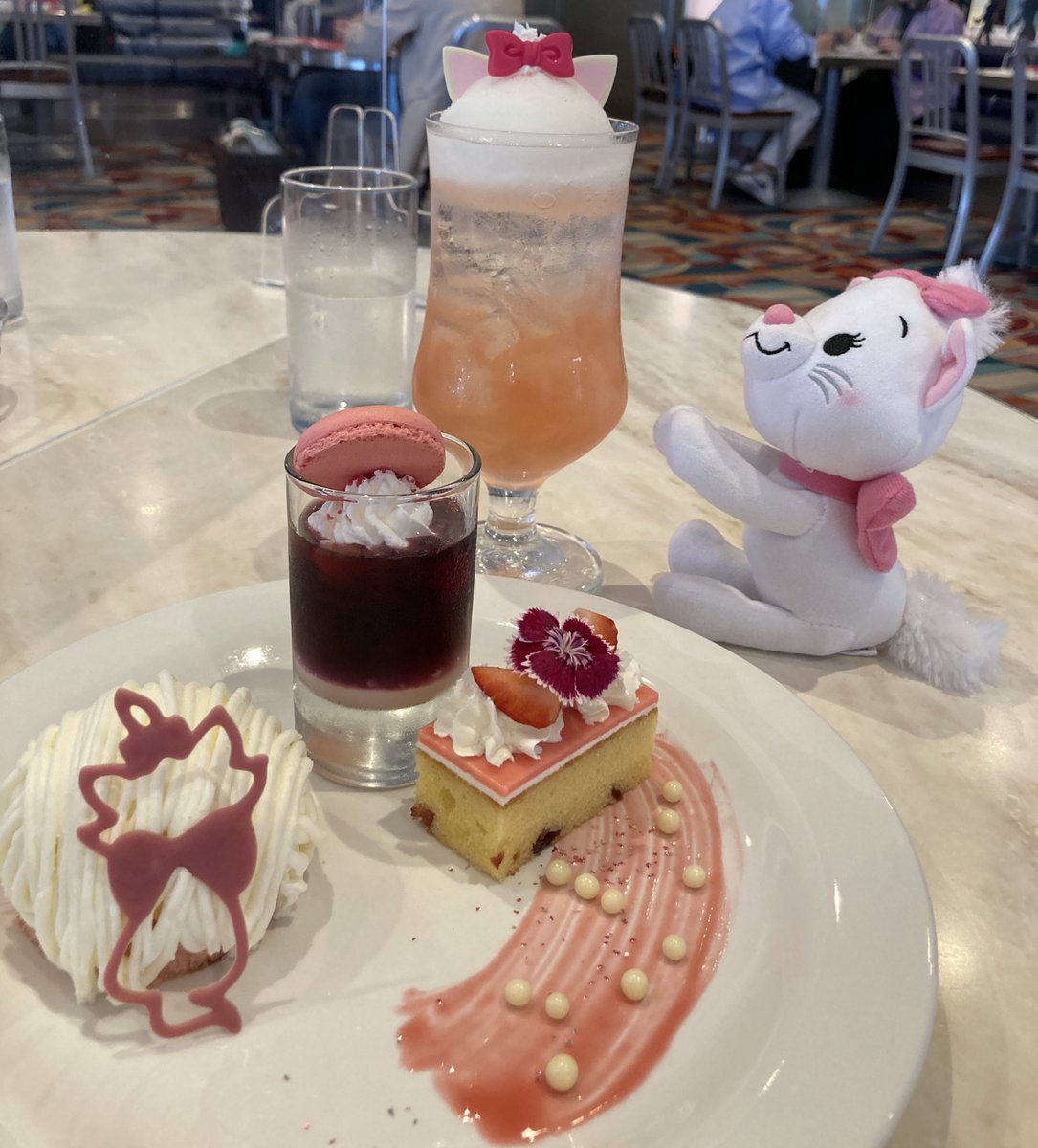 ariyaaaaa_____'s tweet photo. マリーちゃん❕💖
小さい頃から好きなキャラのスイーツ食べれると思わなかった https://t.co/epCNJBptkT