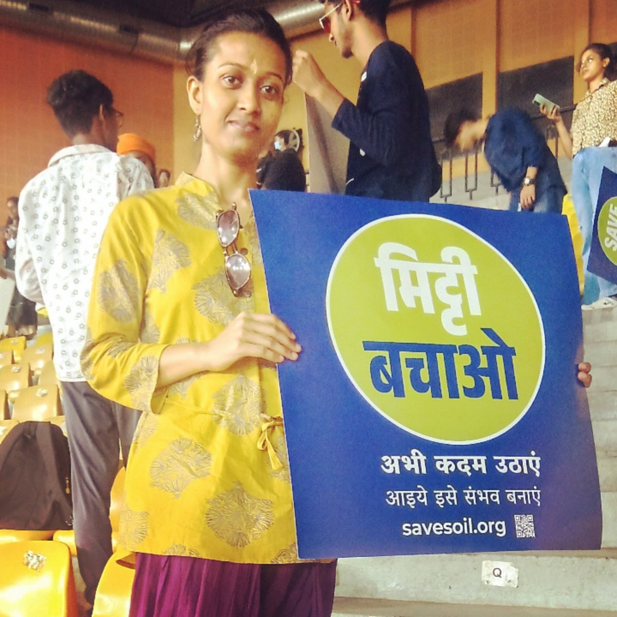 ArtistPoornima's tweet photo. Delighted to be a part of The Save Soil Movement in Delhi. 
Being one of the spieces on this planet, it's our responsibility to keep our mother earth   happy, more fertile to nurture every other life on this planet.
Let's make it happen !! 😀

#savesoilwave #savesoildelhi https://t.co/peQyDXbvGJ