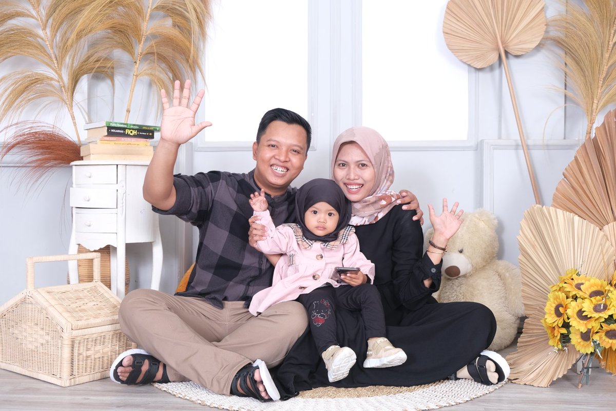 ida_summary's tweet photo. Ayah, Ibuk, Dek Ca https://t.co/XWrqi108r6