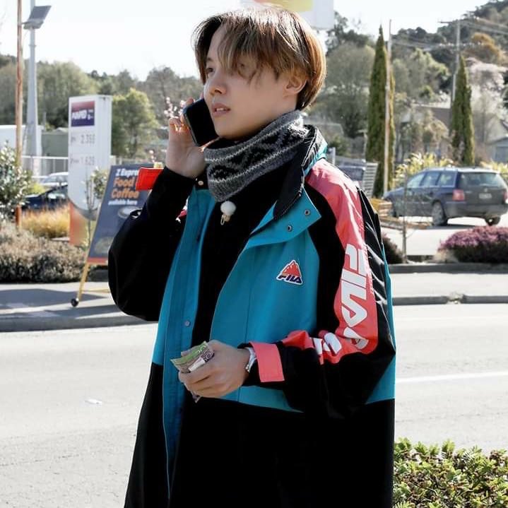 Remember during Bon Voyage S-4 when bts left Hobi at the gas station and the fact that he had bts as his lockscreen, pls he was looking so betrayed 😭💔