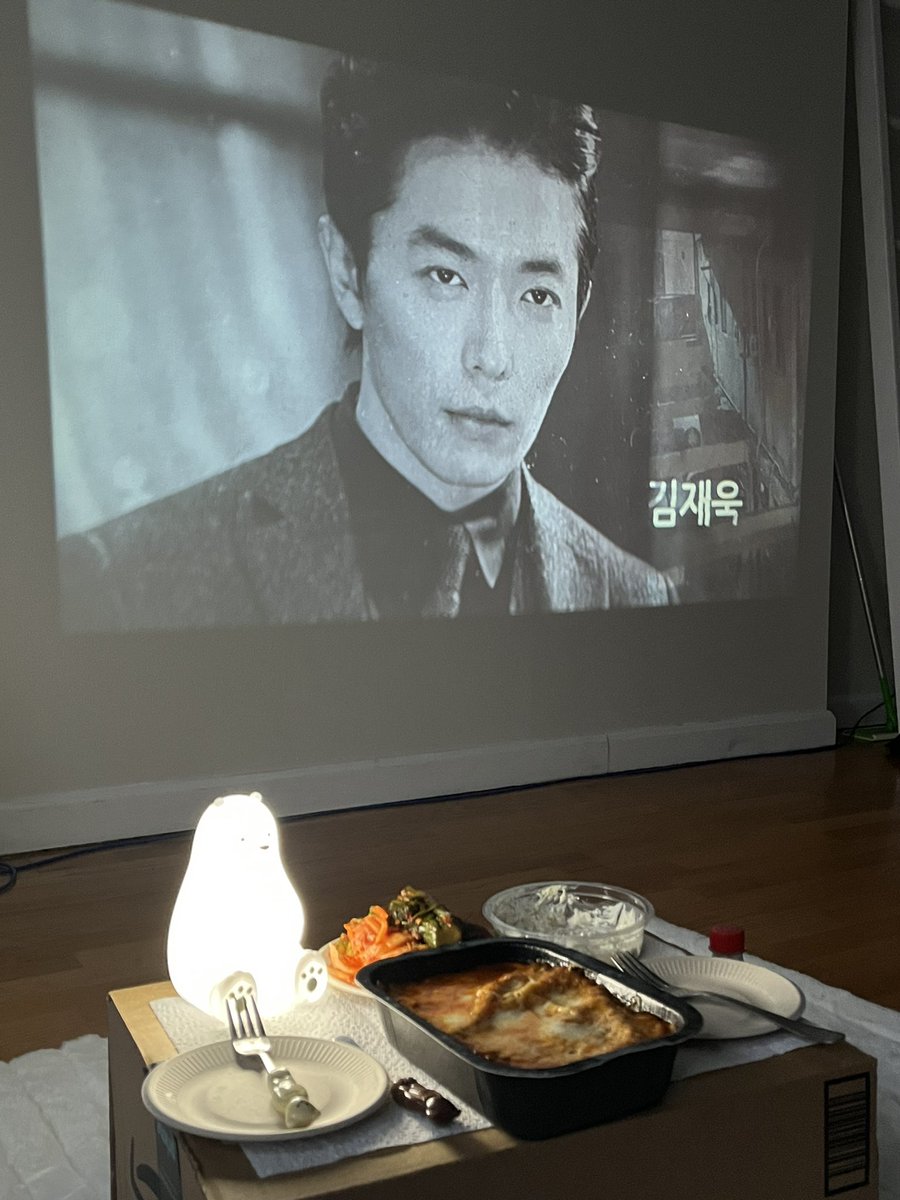 근황.. 미국까지 와서 하라는 공부 안하고 모태구만 맨날 보고 있다🧸💀❤️