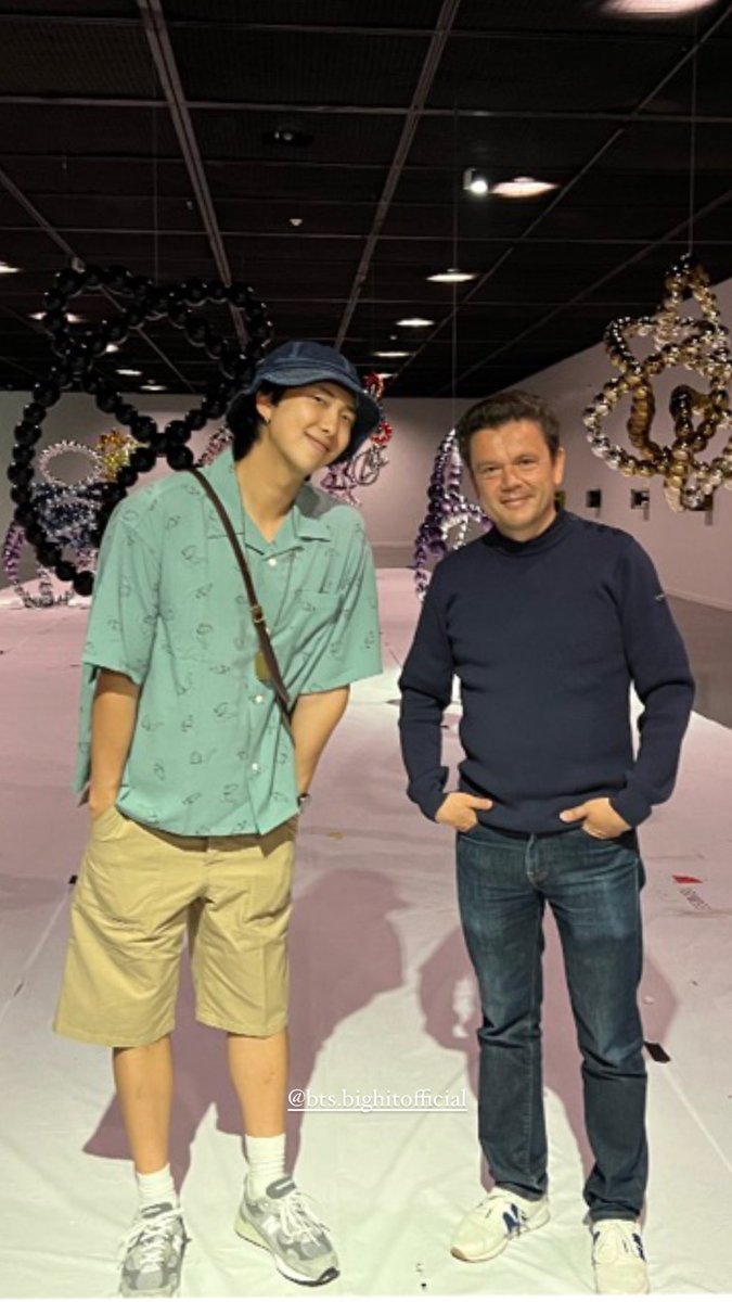 rmnewsdata's tweet photo. Othoniel Studio Instagram Story:

👤 Thank you RM for visiting my exhibition during the installation @/museumofart. Open the 19 of June.

↪️https://t.co/HN4aHEIB41
↪️https://t.co/oS8eZtzyA6

#RM #남준 #BTS @BTS_twt https://t.co/ONMKanrzTR