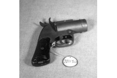 1970.1150.001 METAL BODY/ PLASTIC HANDLE FLARE GUN UNSED BY RCF IN WWII v.gd/tTCi7L