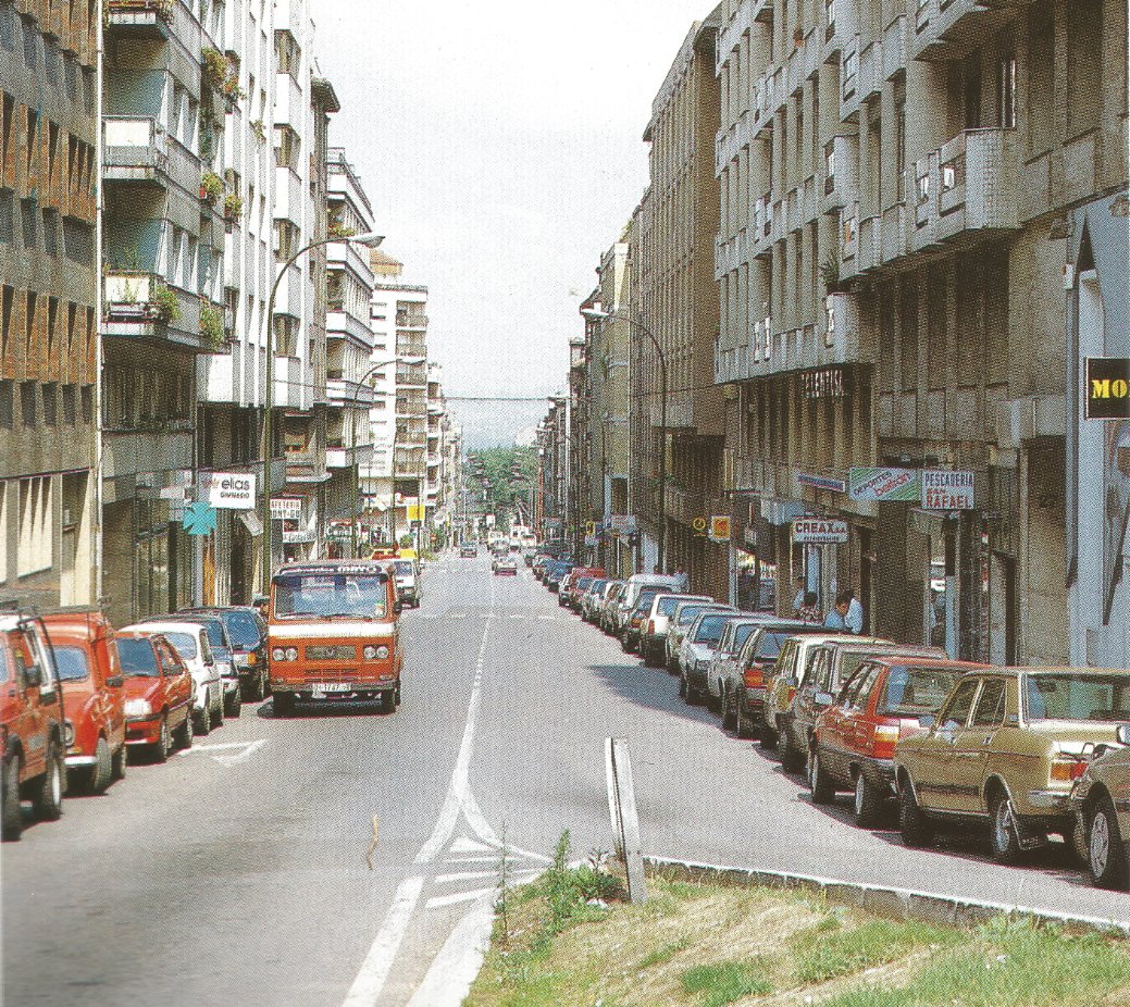 Histoviedo's tweet photo. 🏙️Calle González Besada con doble sentido de circulación, foto obtenida de: 

✍️Cámara de Comercio, cien años de vida 1889-1989

🕰️Años 80

💙⚪Oviedo,nuestra historia ⚪ 💙 https://t.co/jswV43smkR