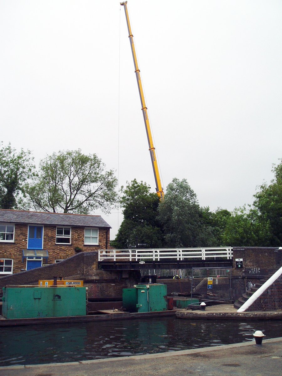 retired_tom's tweet photo. From my archives

#June 2005

An unusual #Summer #Stoppage at #Batchworth #ChessLock 
It was great to feel warm during the works 

#CanalRiverTrust #GrandUnionCanal

#Canals &amp; #Waterways can provide #Peace &amp; #calm
for your own #Wellbeing #Lifesbetterbywater https://t.co/X1hHkPxLWg