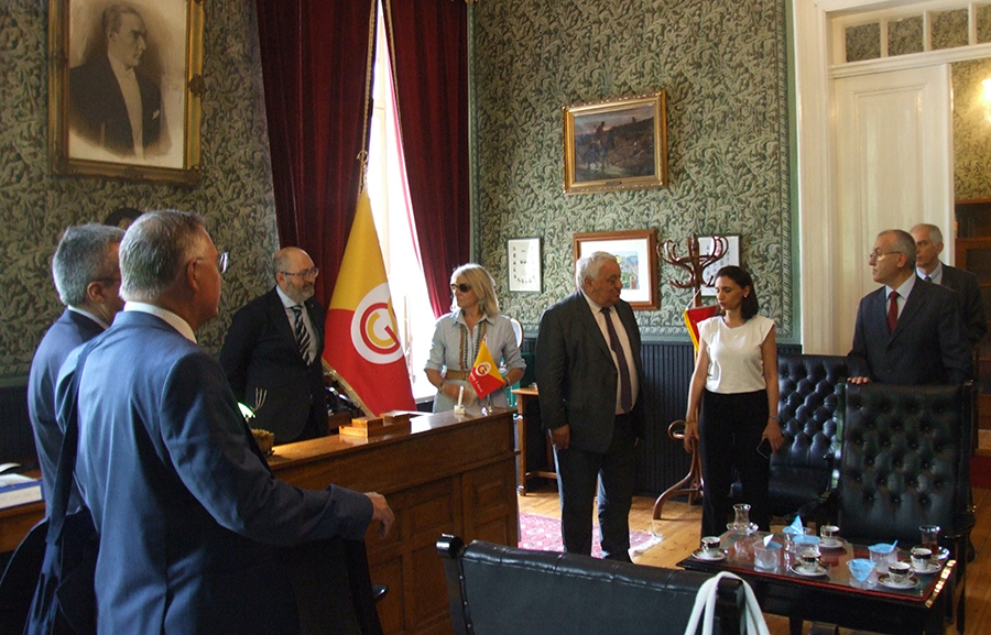 Fransa Senatosu Fransa-Türkiye Dostluk Grubu Üyeleri Galatasaray Lisesi’ni Ziyaret Etti gev.org.tr/haber/2022/06/…