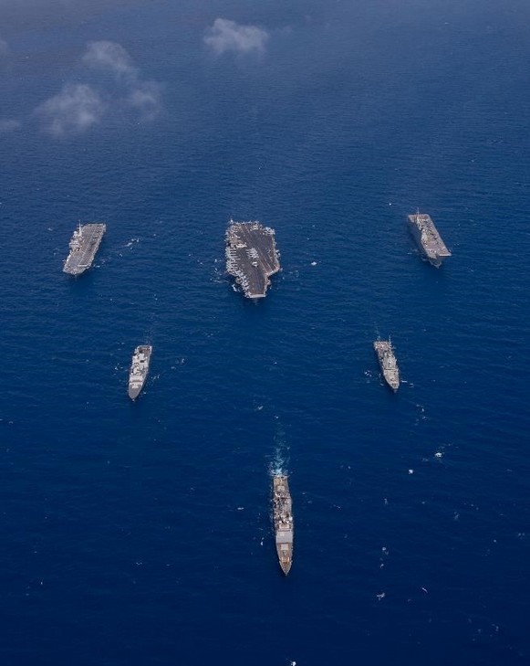 Defensagob's tweet photo. #BuenosDías 
El buque de la @Armada_Esp Juan Carlos I -L61- ha navegado durante dos semanas en el Adriático para participar en el ejercicio #NeptuneShield de @NATO junto a unidades de la flota de @USNavy e @ItalianNavy. Así se 📷 ve el buque insignia de la Armada desde el aire. https://t.co/miFT0id9JE