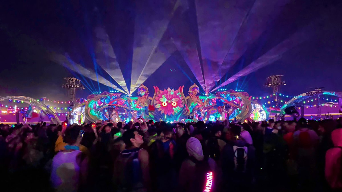 ericsood2's tweet photo. under the electric sky at @EDC_LasVegas https://t.co/8irZv7Hp0u