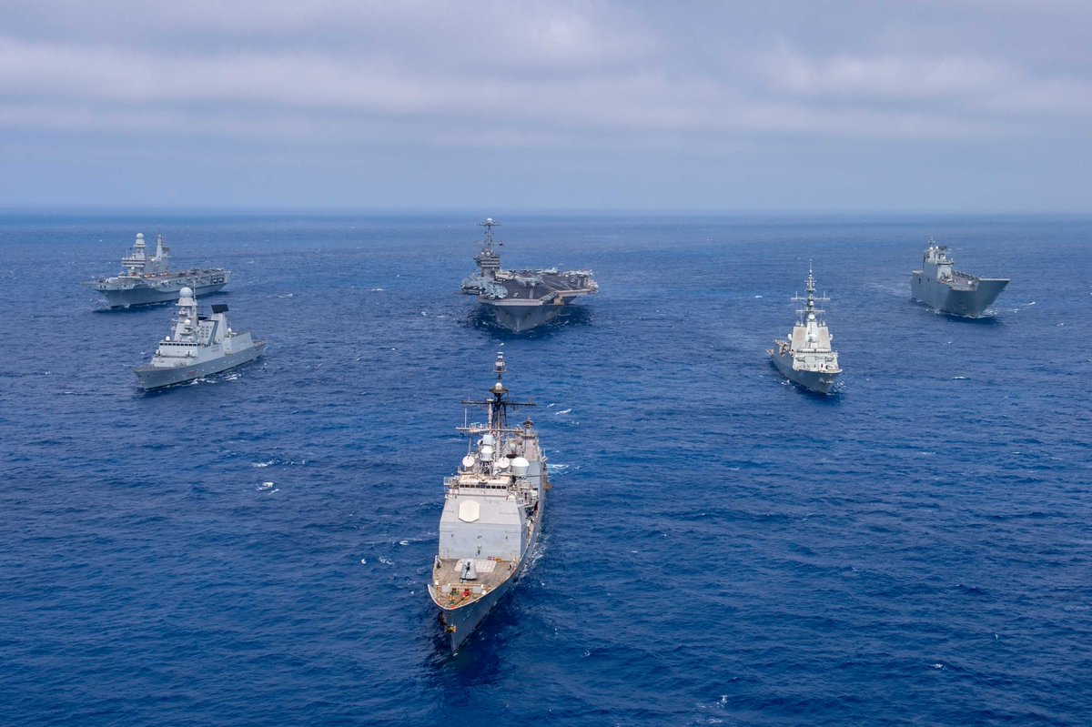 Defensagob's tweet photo. #BuenosDías 
El buque de la @Armada_Esp Juan Carlos I -L61- ha navegado durante dos semanas en el Adriático para participar en el ejercicio #NeptuneShield de @NATO junto a unidades de la flota de @USNavy e @ItalianNavy. Así se 📷 ve el buque insignia de la Armada desde el aire. https://t.co/miFT0id9JE