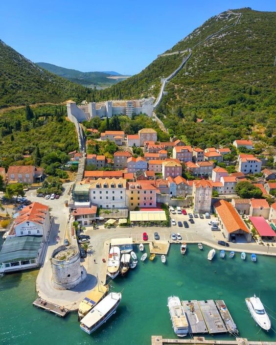 viajandoxlmundo's tweet photo. Una de las murallas más largas e impresionantes del mundo es la Muralla de Ston a unos 60 km. de #Dubrovnik en #Croacia, aunque menos conocida que la Muralla China su grandiosidad es igualmente impactante, tiene 5 kilómetros de longitud.
¡Las vistas son alucinantes!
#Airmet https://t.co/izzTBV3Hnx
