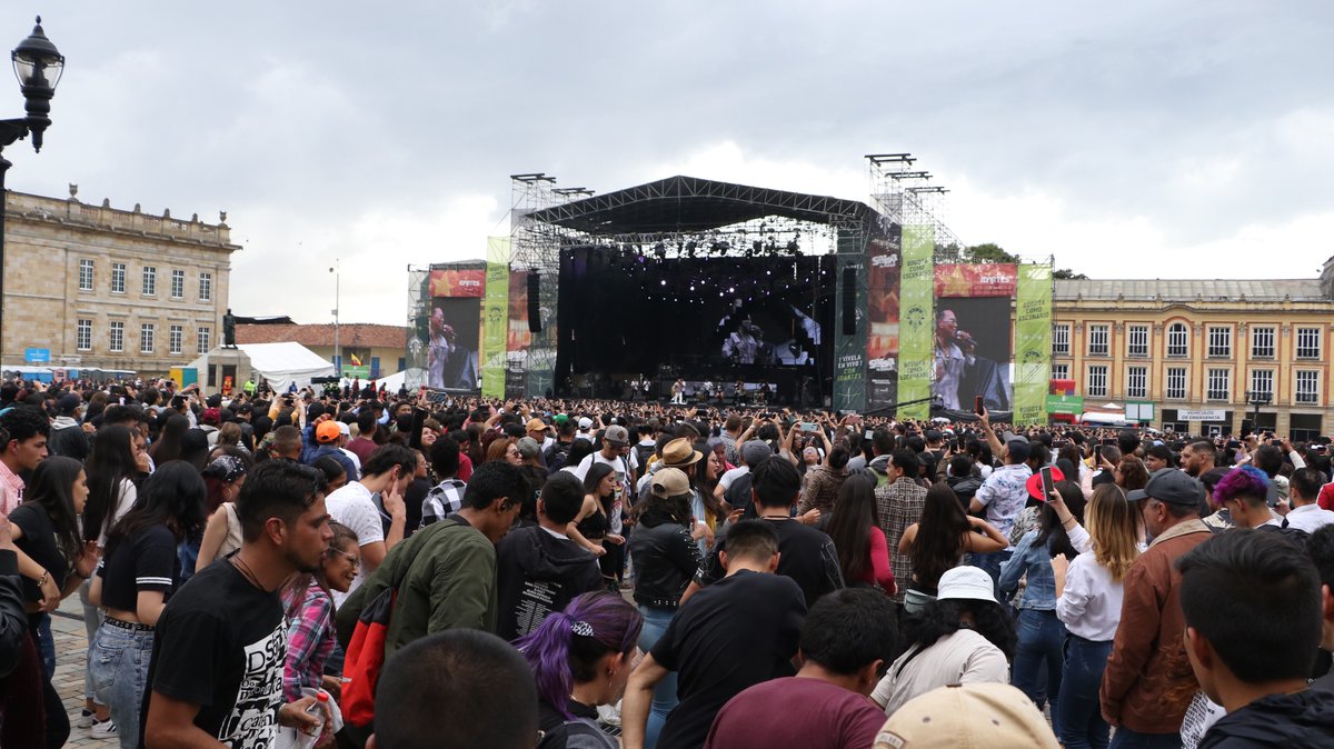 LaudEstereo's tweet photo. Canciones que revivieron las rumbas, el brillo y la gozadera. ¡Bogotá se gozó #SalsaAlParque2022!
Música, baile, amigos, familia y mucha rumba al ritmo de la salsa. #SalsaAlParqueConLAUD https://t.co/d92e4W8i8R