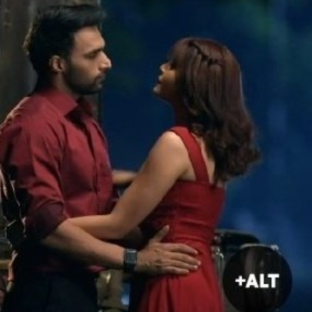 Parallels.... 
His hand on her waist &amp; in both the case him listening her mature talks 🥺❤🧿
#MoRan #ZiddiDilMaaneNa