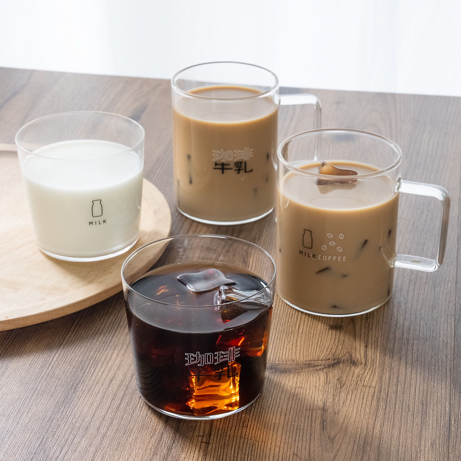 ロフト公式 なんて楽しいアイディア グラフィックデザイナー辻尾一平さんデザインの 珈琲牛乳のグラス です コーヒーを 入れると 珈琲 の文字 牛乳を入れると 牛乳 そしてコーヒー牛乳では 珈琲牛乳 の文字が ご好評につき扱い店舗が増え