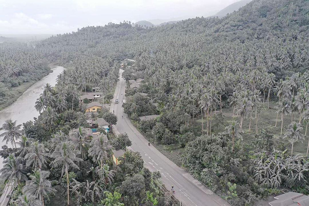 bworldph's tweet image. BULUSAN Volcano erupted Sunday morning and spewed a kilometer high grey plume, prompting state volcanology agency Phivolcs to raise the alert level to 1, which means a “low level” unrest within a 5-level scale.     

READ: zcu.io/ylE1