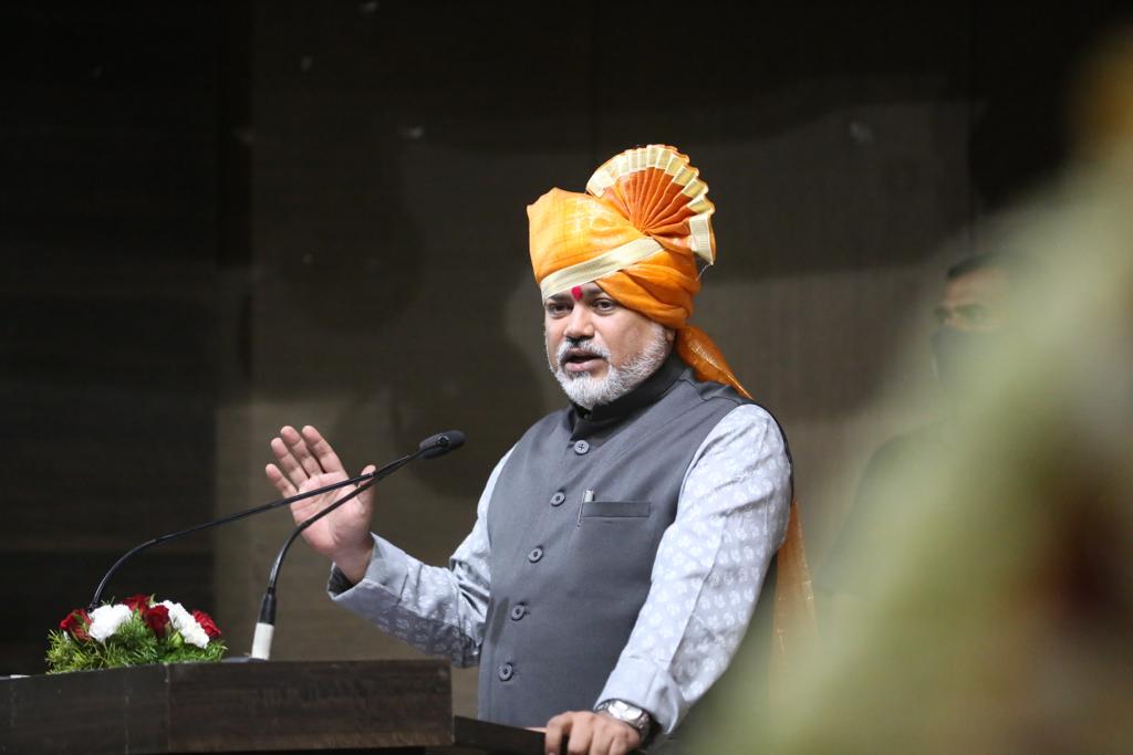 samant_uday's tweet photo. आज भारती विद्यापीठ पुणे येथे संस्थेच्या वतीने शिवस्वराज्य दिन साजरा करण्यात आला..ह्यावेळी ना. विश्वजित कदम, श्रीमती विजयमाला कदम, डॉ. खंदारे,प्रा.नितीन बानगुडे पाटील आणि संबंधित उपस्थित होते. https://t.co/ZK27zVUw9S