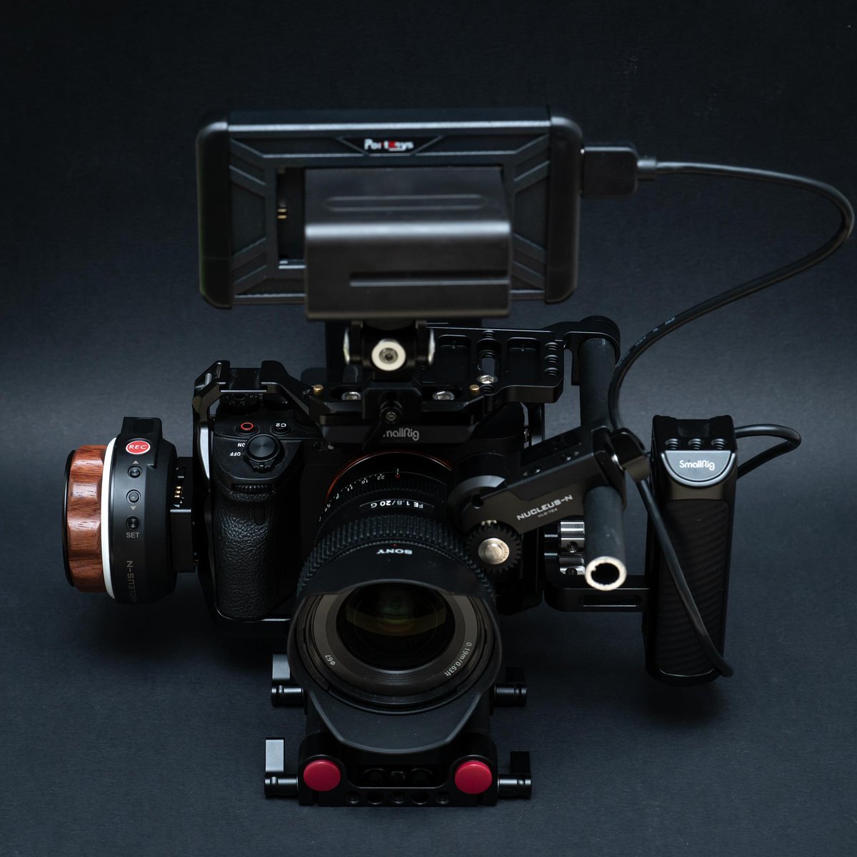 Jacob1_Portkeys's tweet image. The camera is our best tool for recording the world and the PT5 is the perfect accessory for this tool. Abandon the traditional complex operation interface. PT5 has a new UI, touch screen control, and focus control.