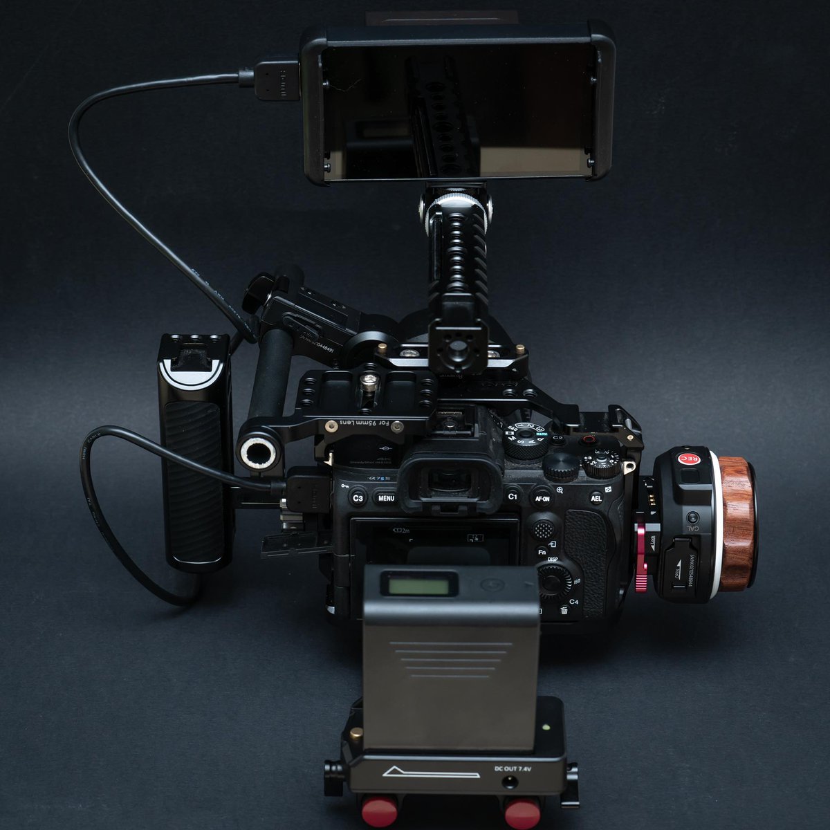 Jacob1_Portkeys's tweet image. The camera is our best tool for recording the world and the PT5 is the perfect accessory for this tool. Abandon the traditional complex operation interface. PT5 has a new UI, touch screen control, and focus control.