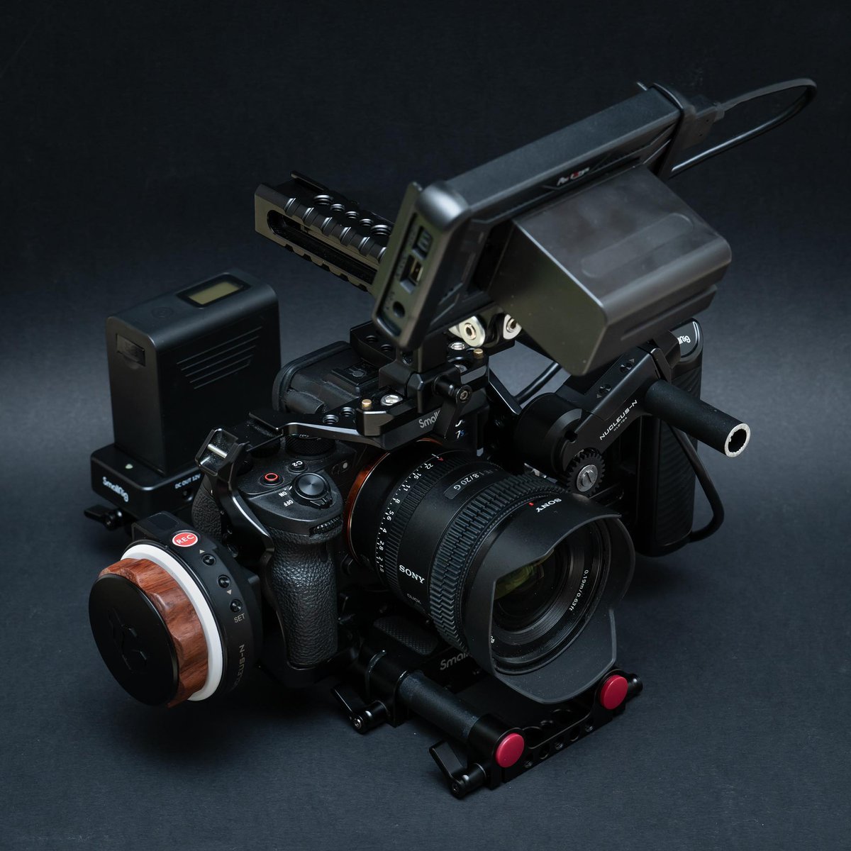 Jacob1_Portkeys's tweet image. The camera is our best tool for recording the world and the PT5 is the perfect accessory for this tool. Abandon the traditional complex operation interface. PT5 has a new UI, touch screen control, and focus control.