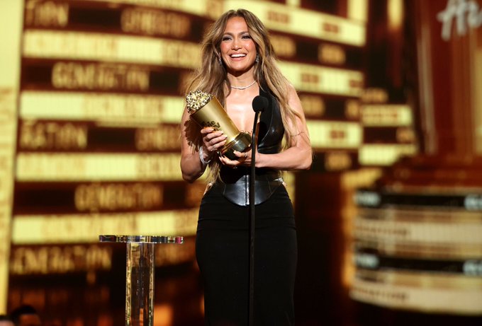 streamdigital_'s tweet image. Jennifer Lopez Gets Teary During Generation Award Acceptance bit.ly/3NphaDB

#JLo #MTVAwards #GenerationAward